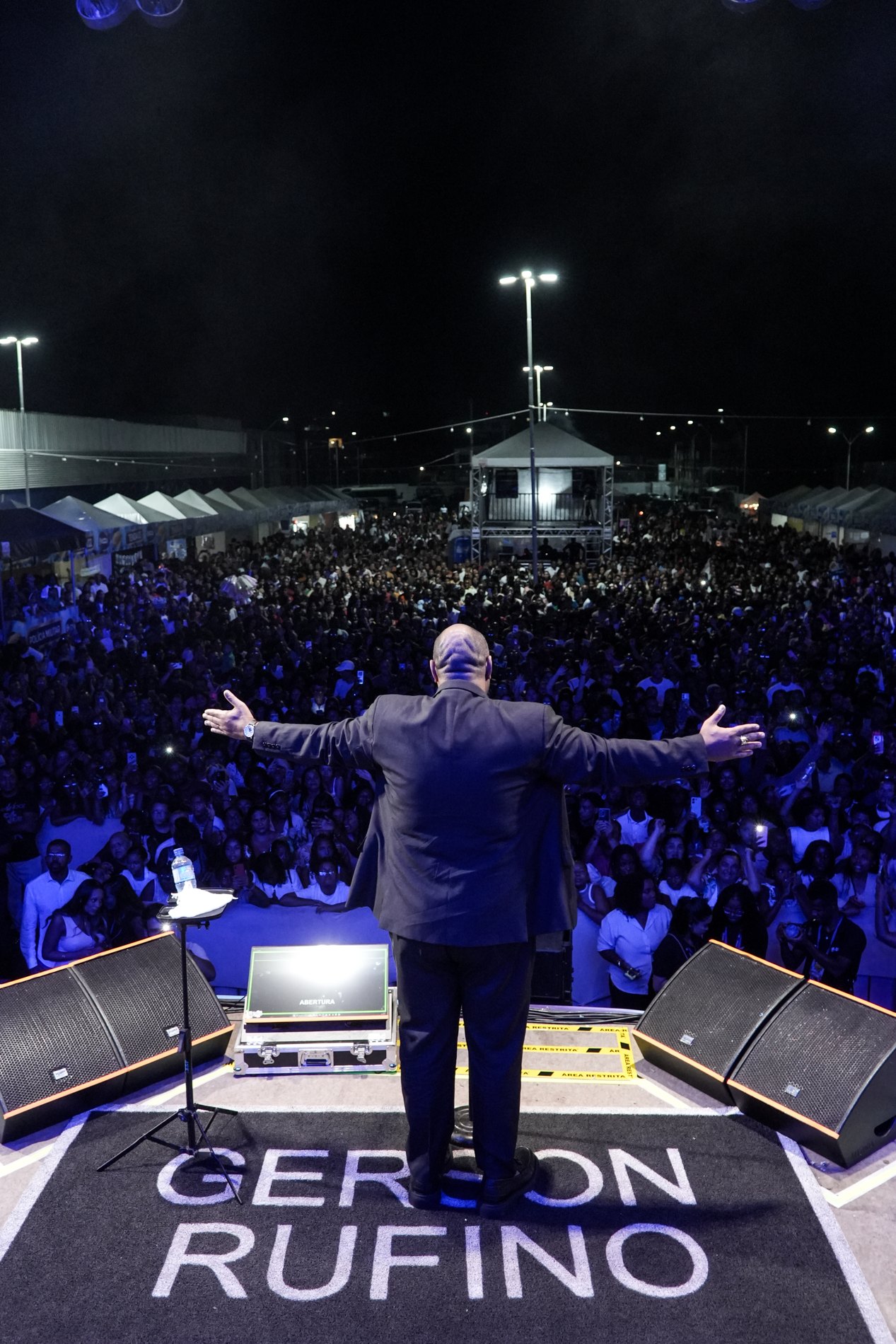 Gerson Rufino de braços abertos diante do público